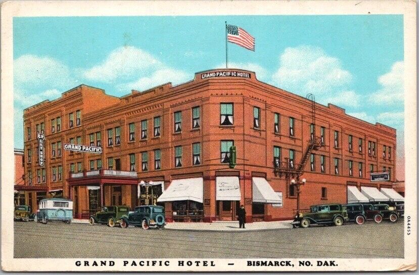 Bismarck, North Dakota Postcard GRAND PACIFIC HOTEL Street View c1930 Curteich