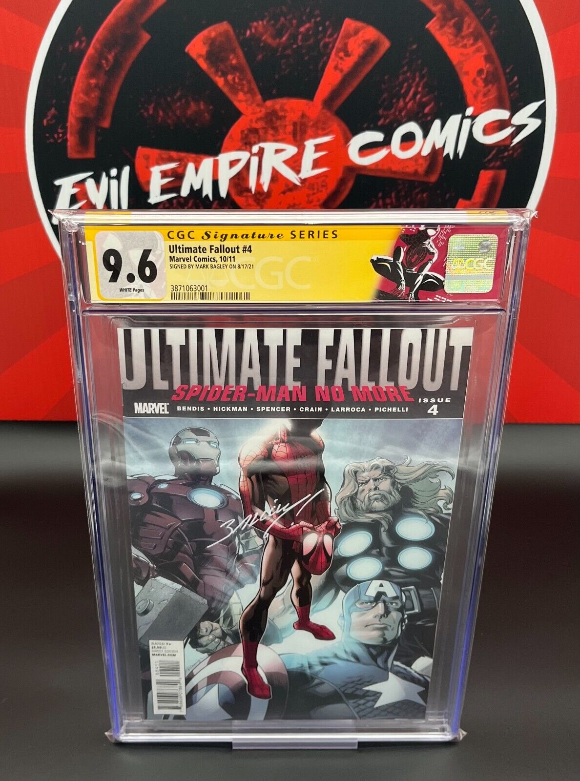 ULTIMATE FALLOUT #4 (2011) 1ST PRINT CGC 9.6 (1ST MILES) SIGNED BY MARK BAGLEY🕷