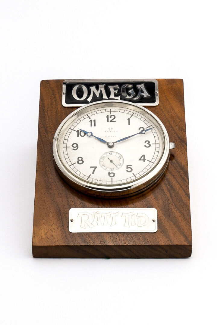 Extra fine Omega table clock  8 day\'s movement in pure art deco design 40´s.