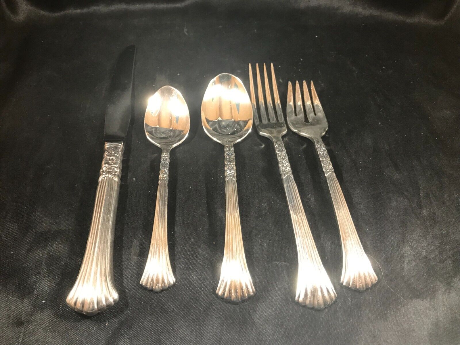 Vintage ONEIDA FLORAL QUEEN 5 Piece Place Setting Silverplate Flatware