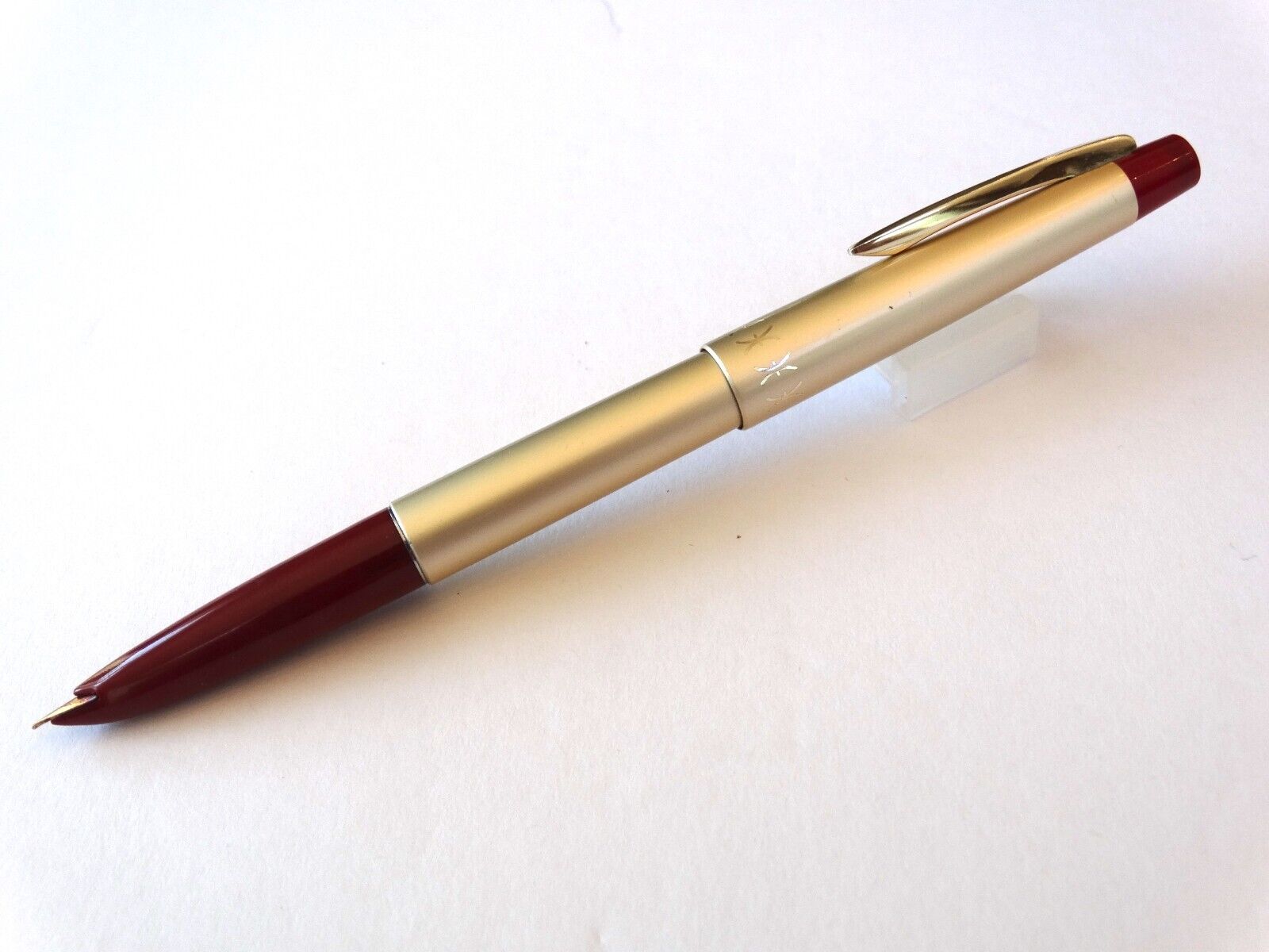 PILOT VINTAGE FOUNTAIN PEN IN PEARL & BURGUNDY WITH 14K SOLID GOLD NIB F - MINT