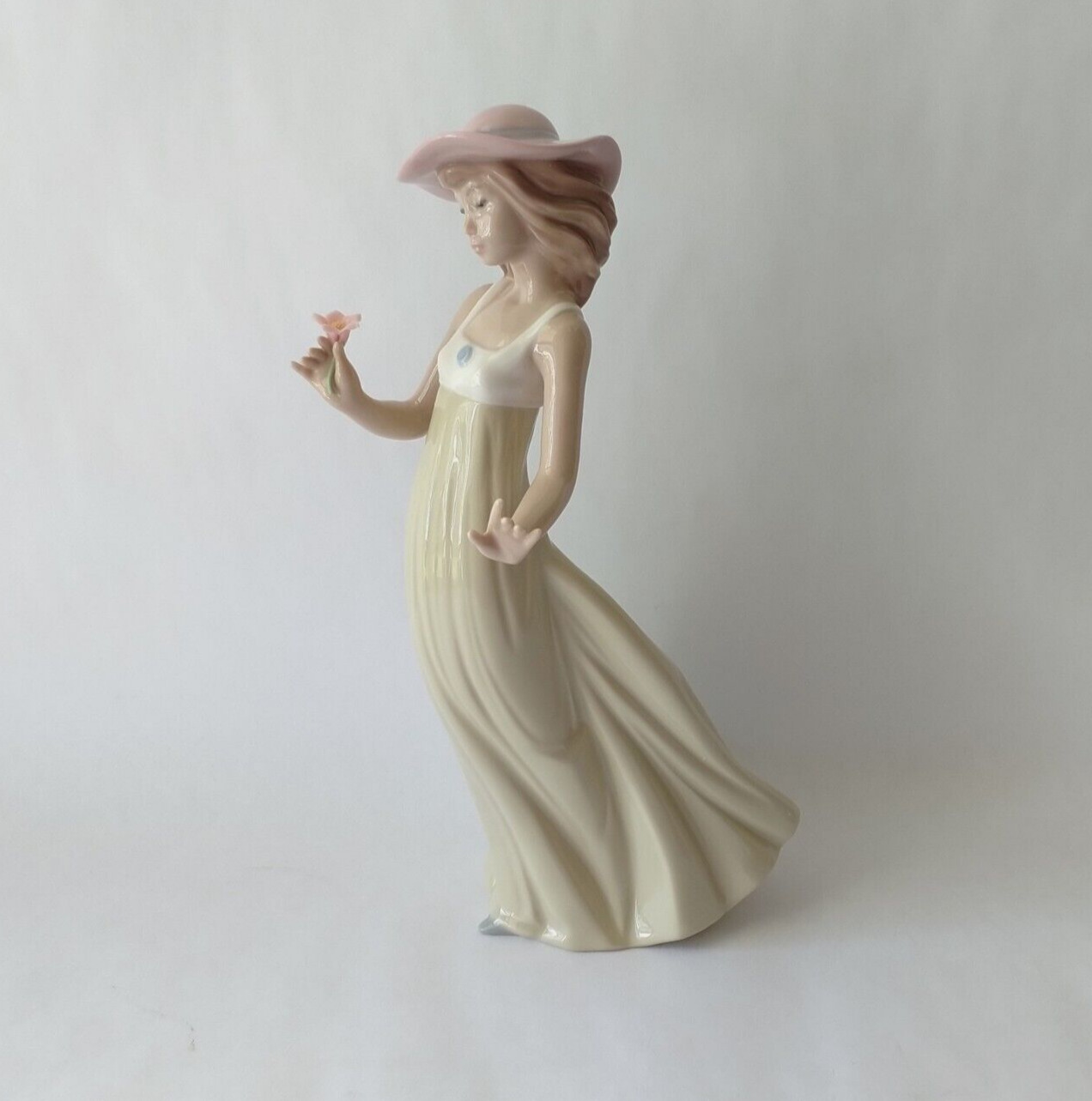 NAO Lladro Gentle Breeze Porcelain Figurine 1158 Boxed Lladro Art Sculpture