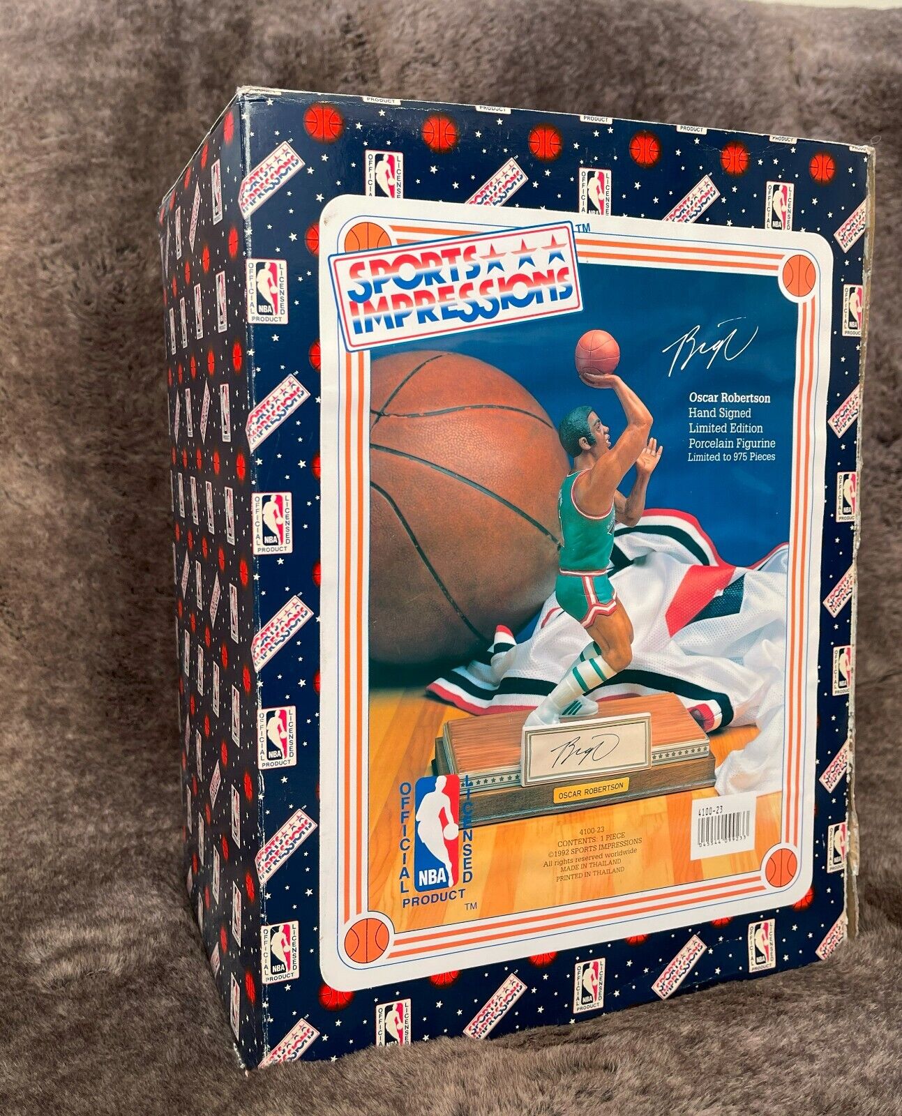 Oscar Robertson Signed Limited Edition Figurine. #369 of 950 -Sports Impressions