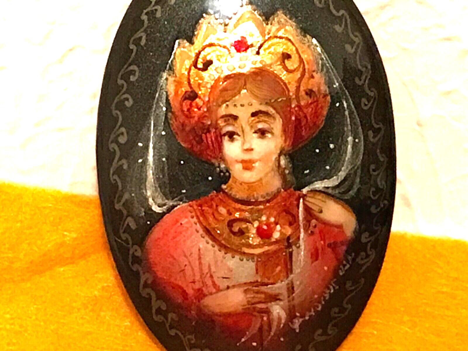 🔥BEAUTIFUL PRINCESS QUEEN  FEDOSKINO RUSSIAN HAND-PAINTED LACQUER PIN ROOCH