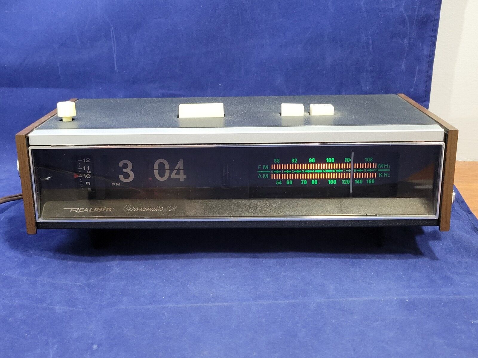 Vintage Realistic Chronomatic 104 Flip Clock Alarm AM/FM Radio 12-1494