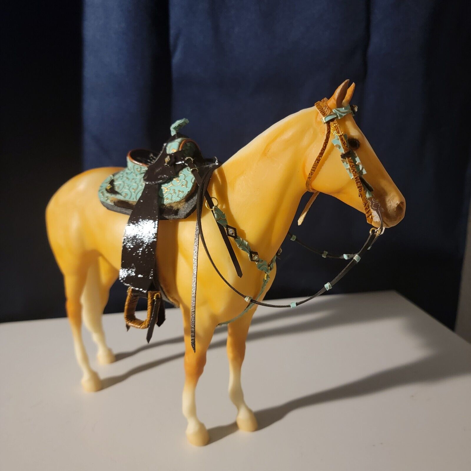 1:9 Scale Trad. Palamino Horse With Cm Western Saddle Set \