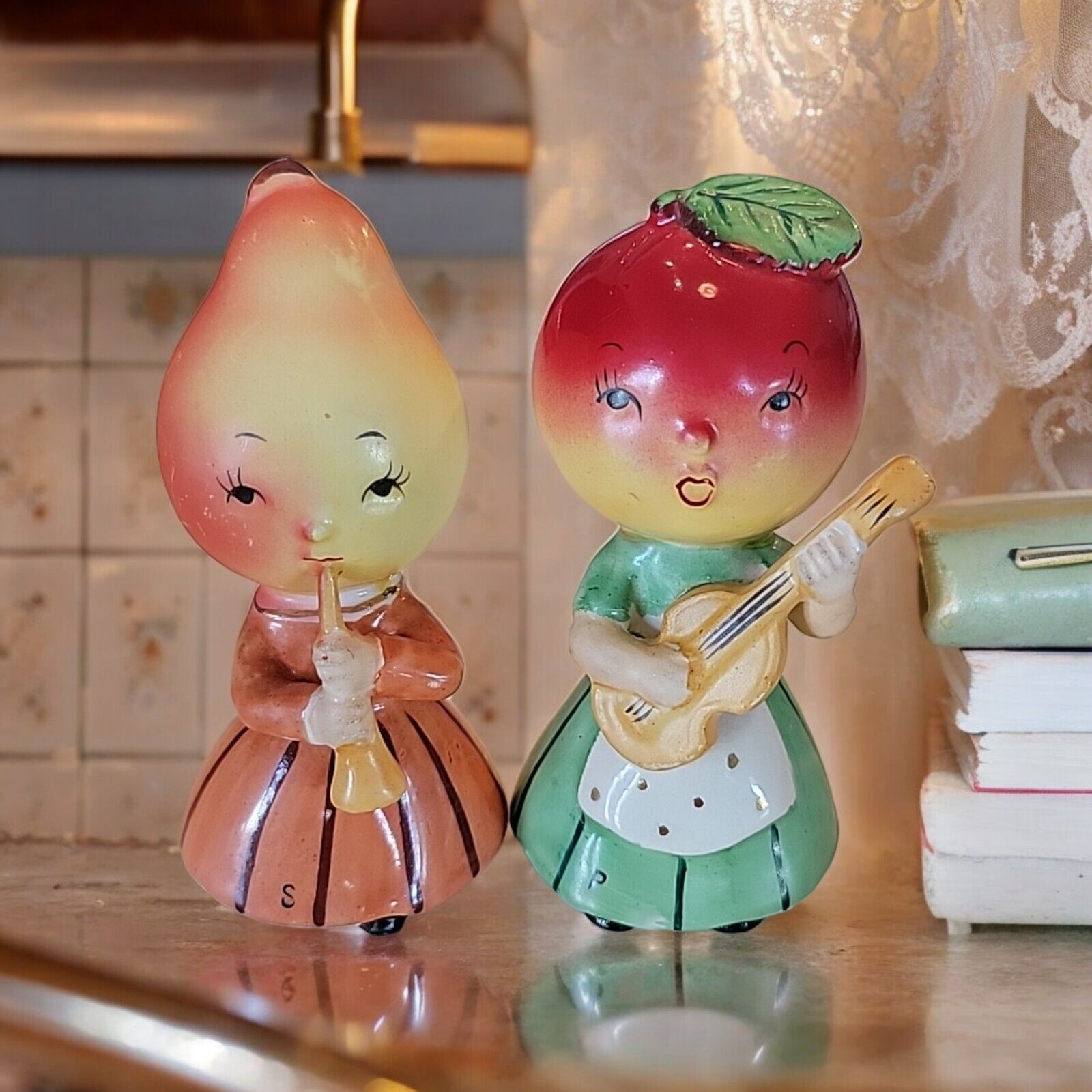 Vtg Kitschy Anthropomorphic Pear & Apple Ladies Salt Pepper Shakers Napco *READ