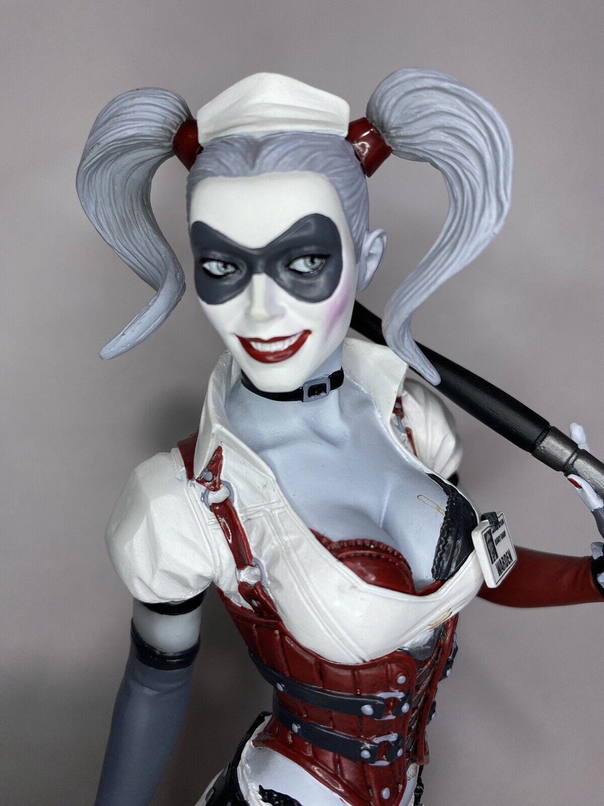 DC Collectibles Batman: Arkham Asylum Harley Quinn Black, White & Red Statue