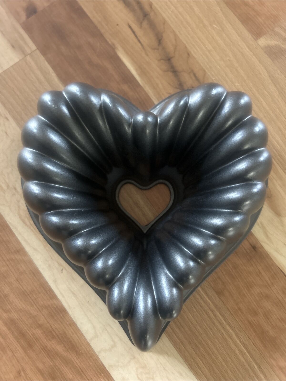 Nordic Ware Elegant Heart Bundt Pan Cast Aluminum 10 Cups Made In USA Baking