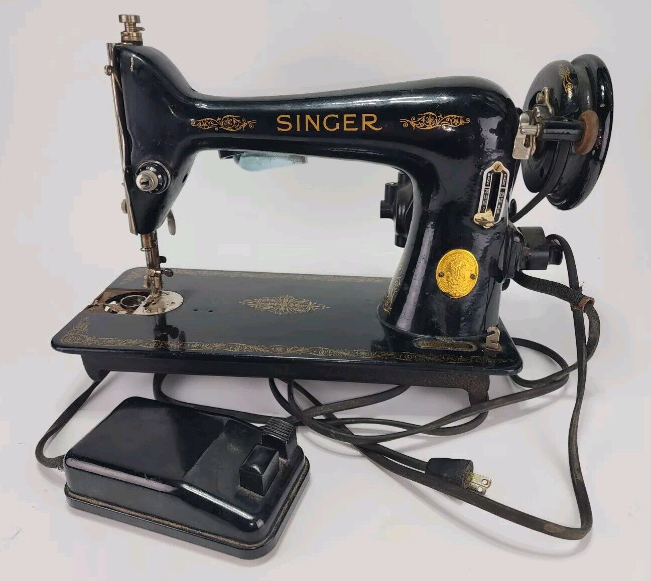 1900\'s Singer Sewing Machine & Foot Pedal • AH 470680 