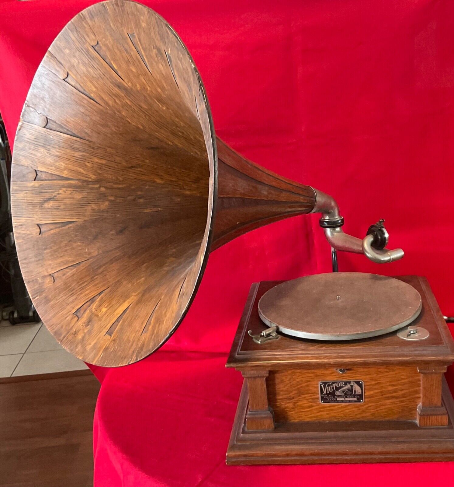 Antique Victor V disc phonograph With Oak Spear Tip Horn working