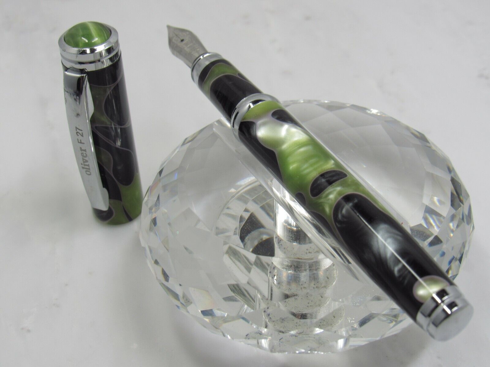 BEAUTIFUL OLIVER ACRYLIC FOUNTAIN PEN MODEL F27 GREEN AND BLACK