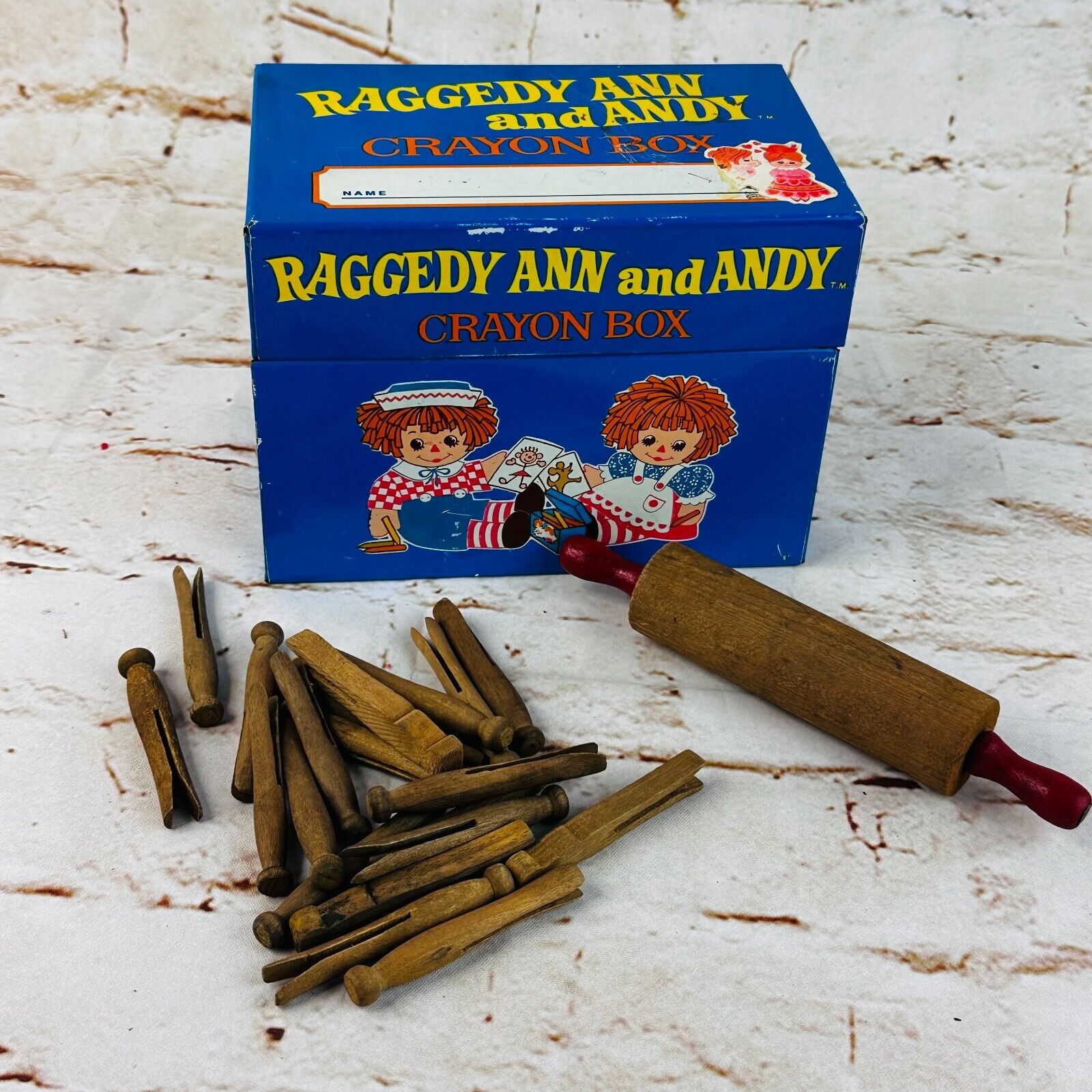 vtg raggedy ann and andy crayon box w  wood play doll clohes pins & rolling pin