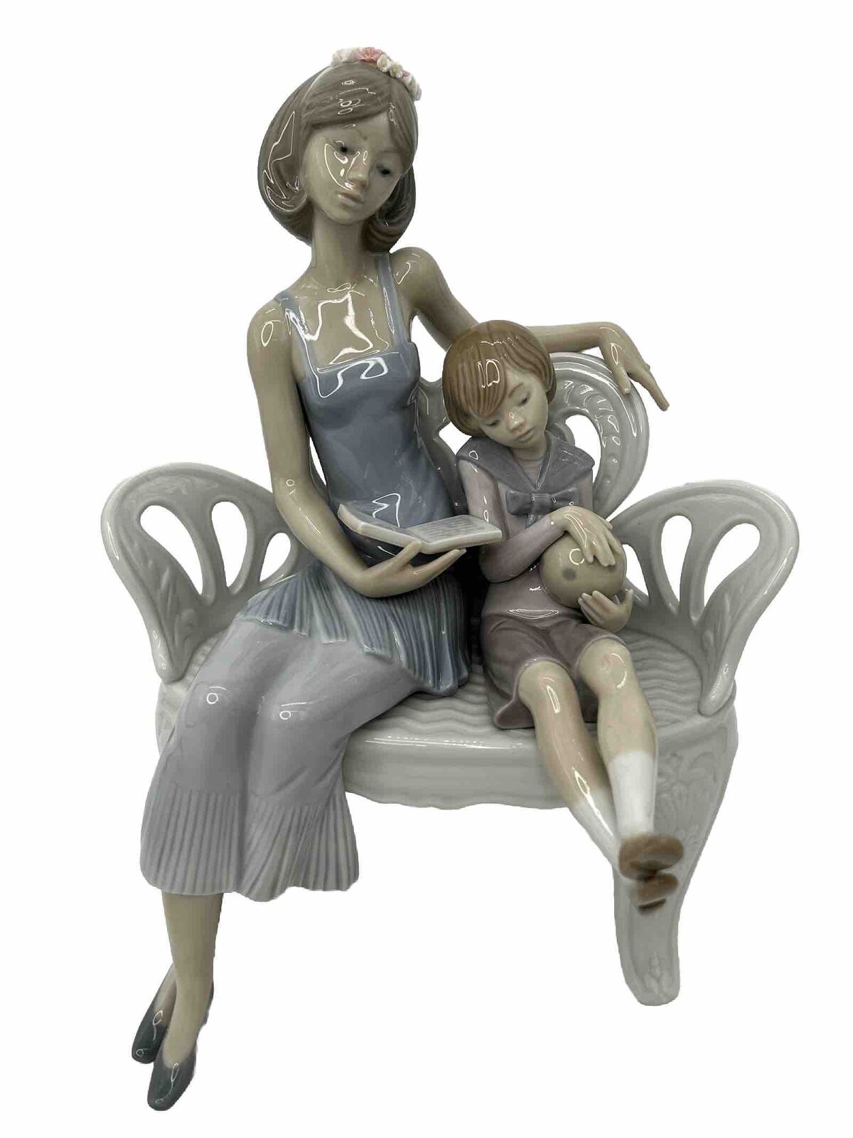 Lladro 5721 Once Upon A Time  Mother And Daughter Reading Book On Bench Soccer