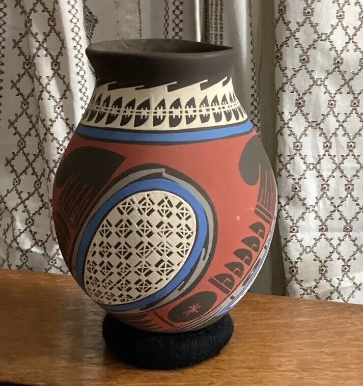 Mata Ortiz Pottery Painted And Designed by Lucero Osuna 6.75”tall  x 5.25”wide