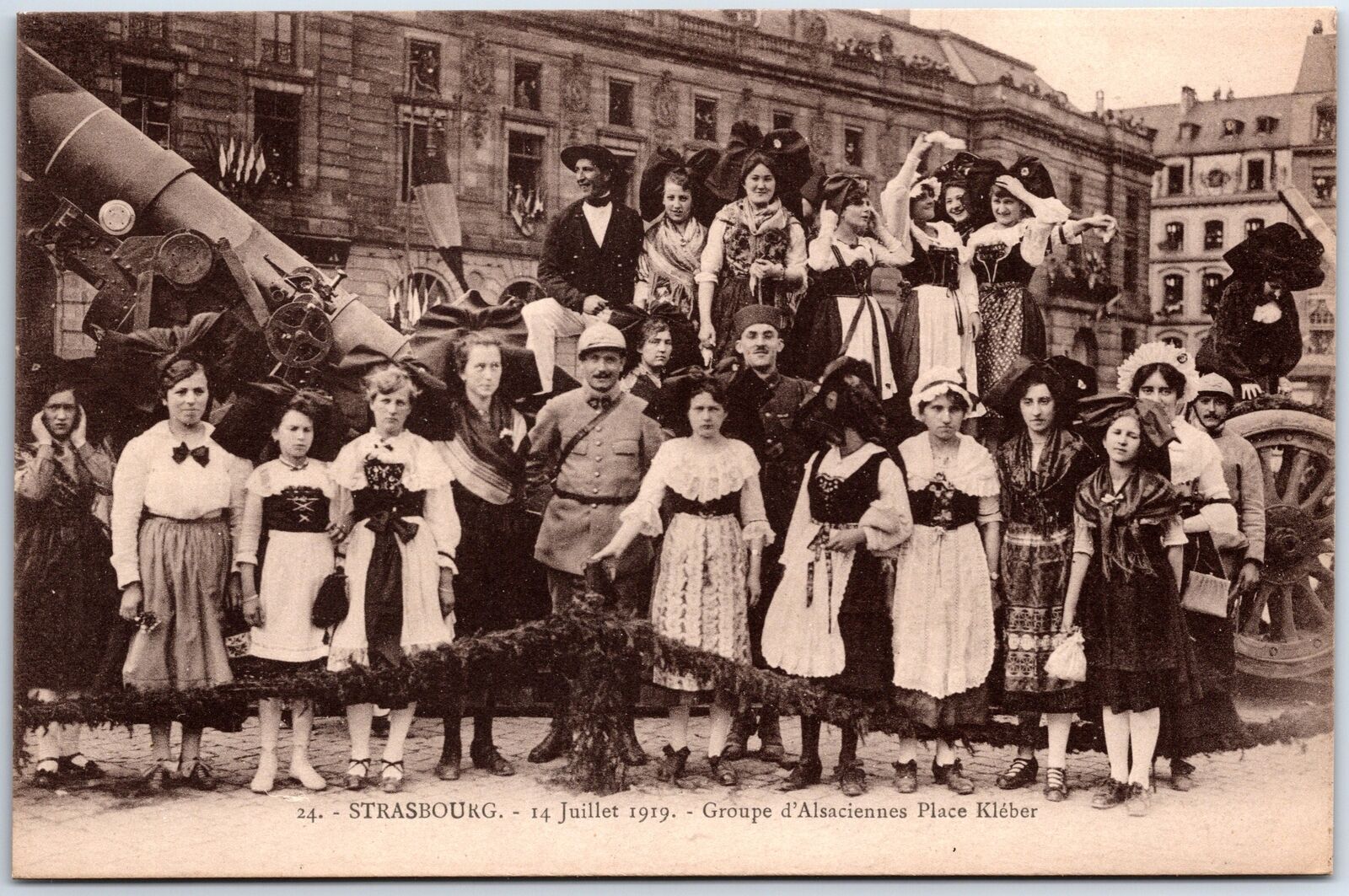VINTAGE POSTCARD GROUP OF LIBERATED ALSACIANS AT STRASBOURG (FRANCE) END OF WW I