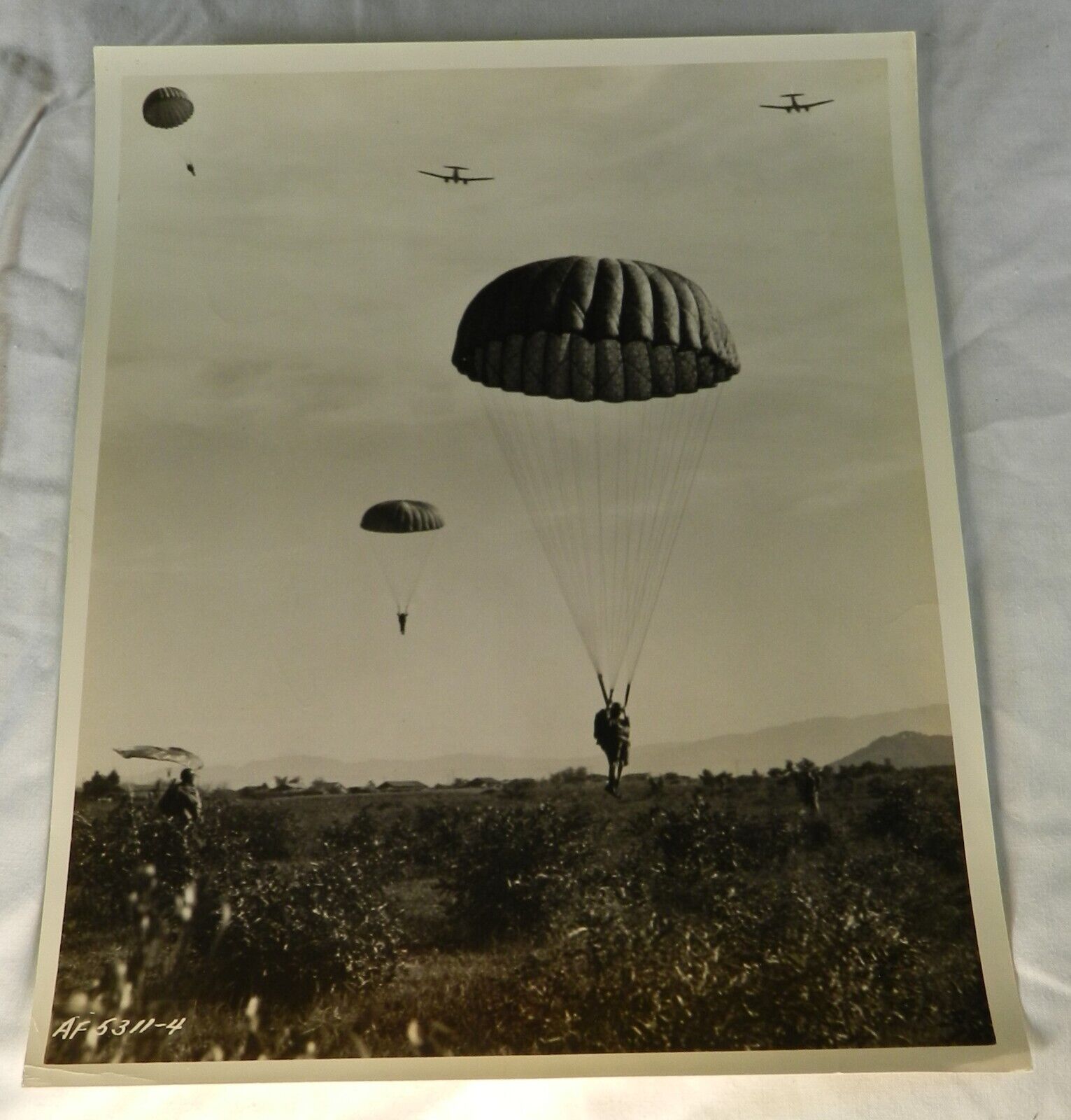 Vintage US Air Force Press photo - Paratroopers landing in field