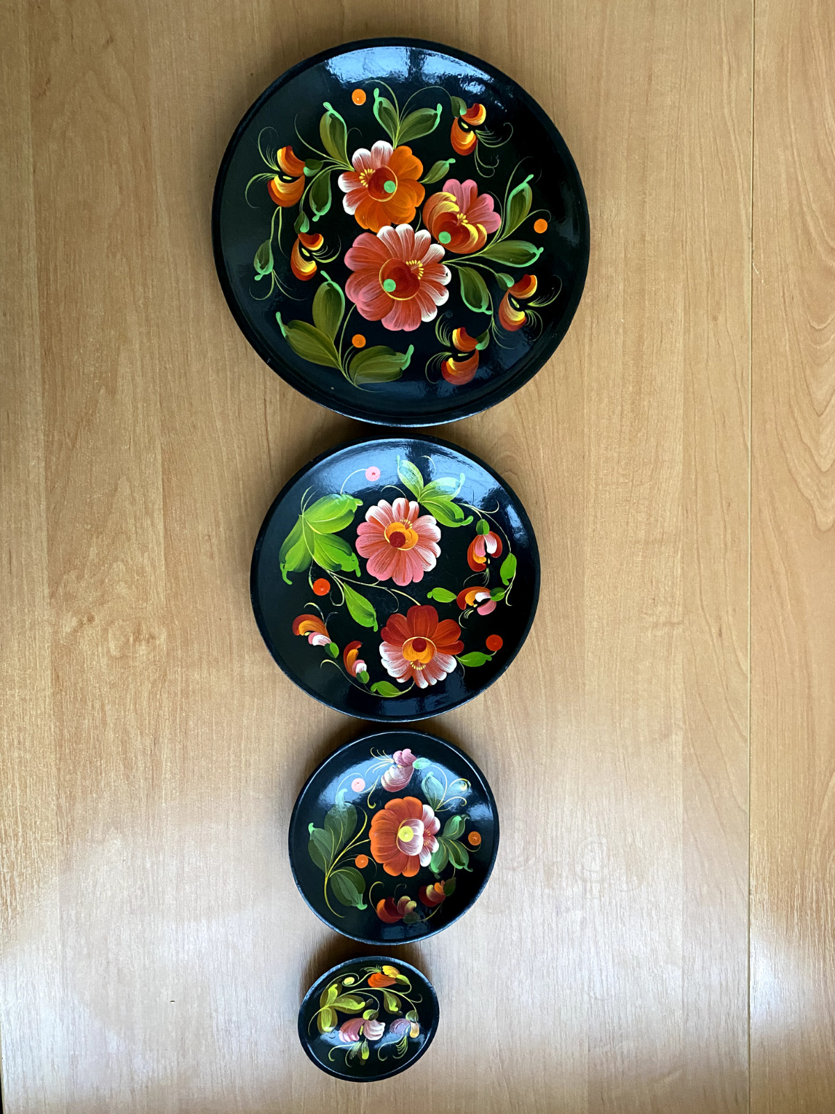 4 plates hand-painted Petrikovskaya painting