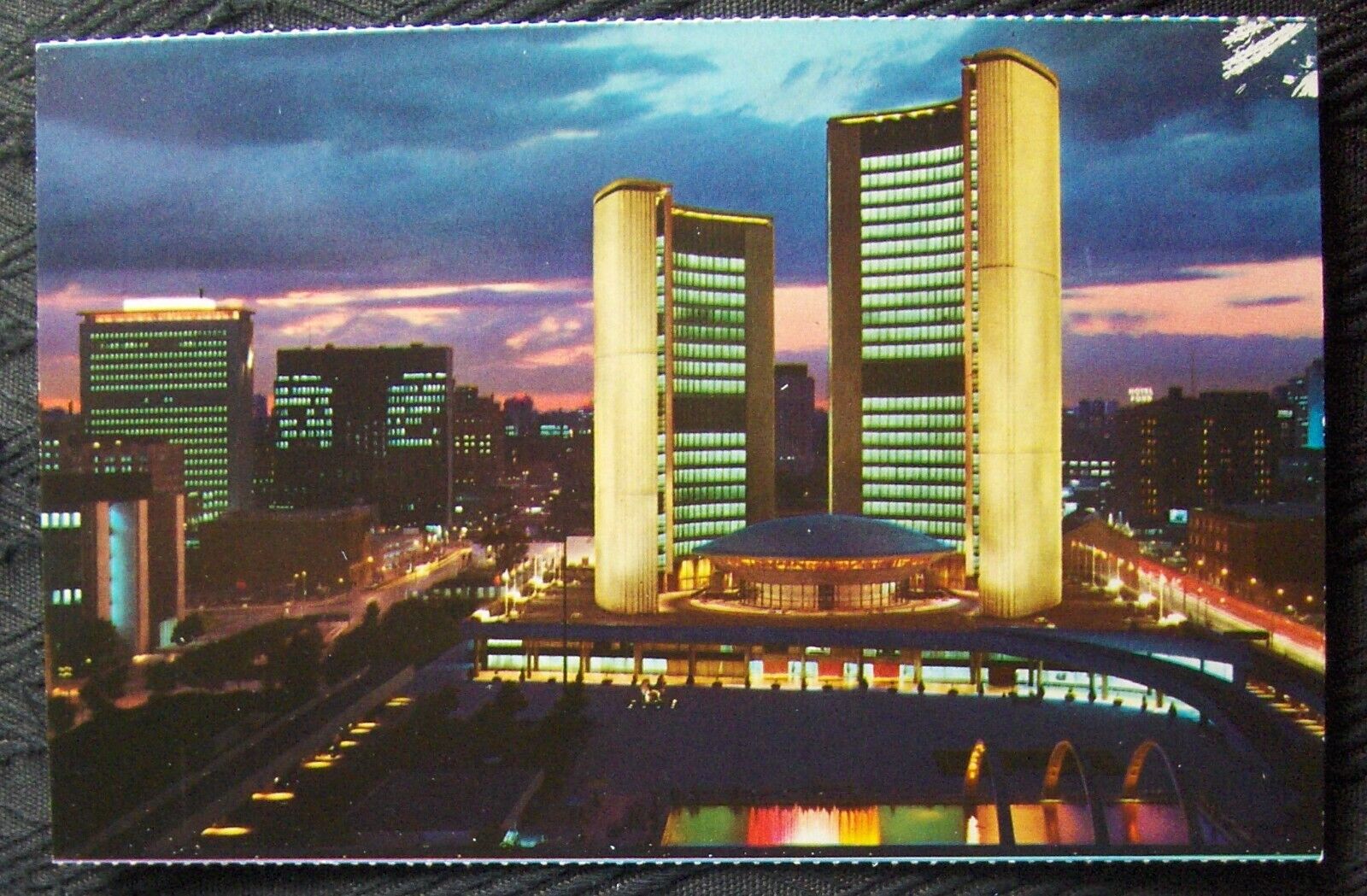 Postcard Canada, Ontario, Toronto, City Hall & Nathan Phillips Square unposted