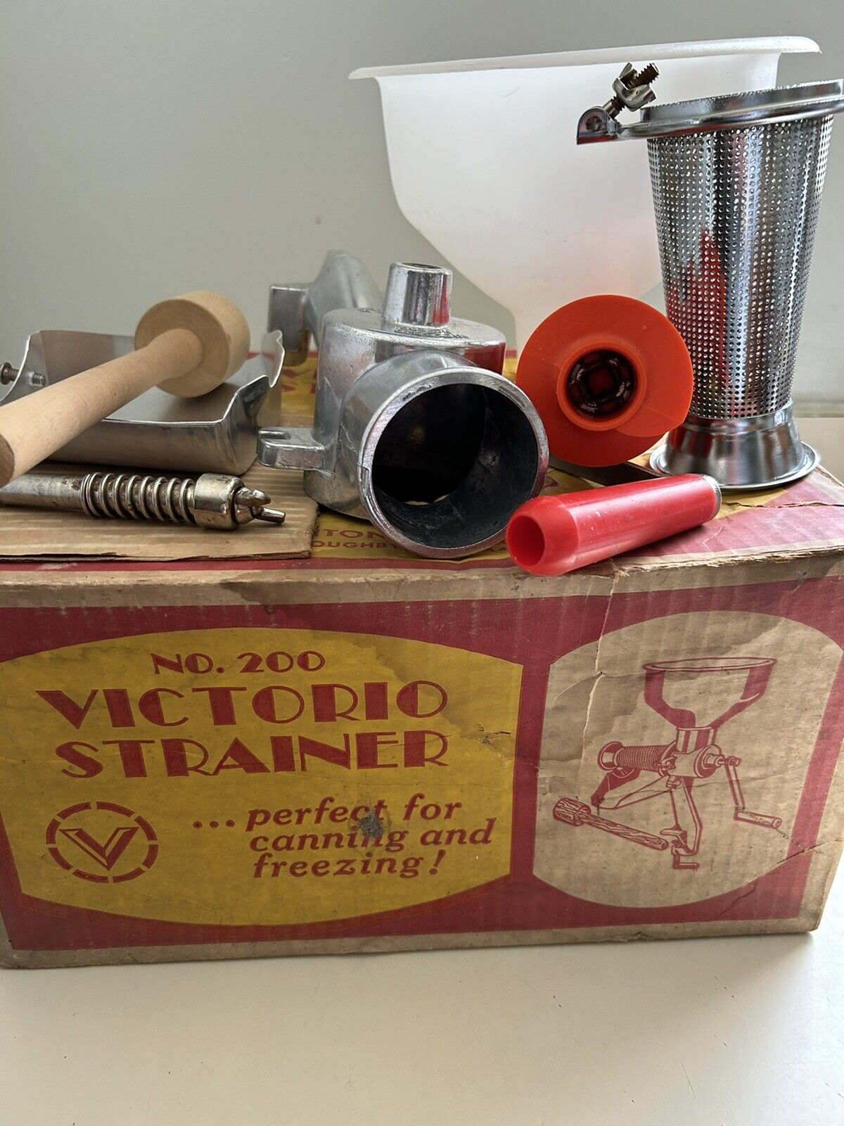 Vintage Victoria Strainer 200 Original Box Complete 
