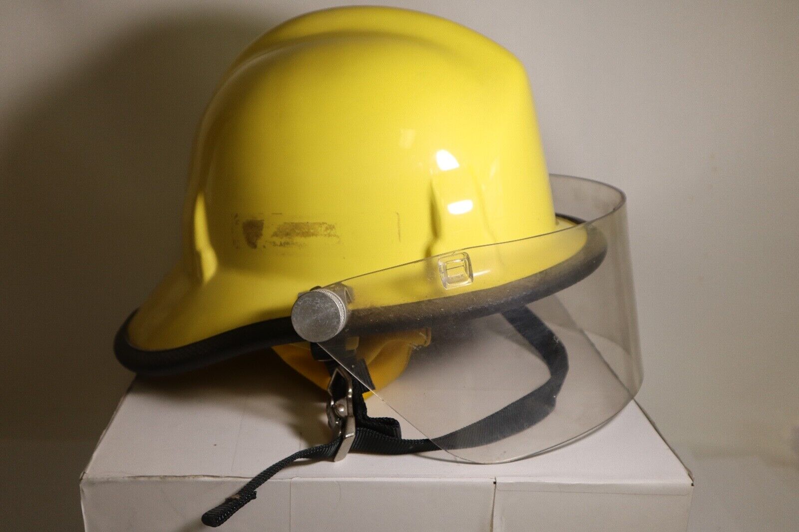 VINTAGE USED CAIRNS & BROS FIRE HELMET YELLOW FIGHTER W/ SHIELD STRAP & LINER