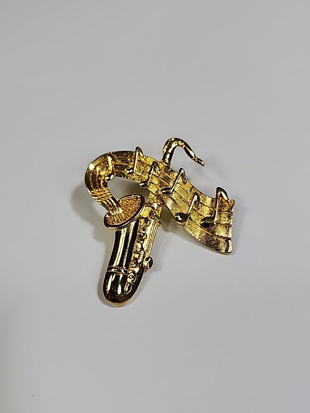 JJ Jonette Saxophone Brooch Pin Gold Color Musical Notes