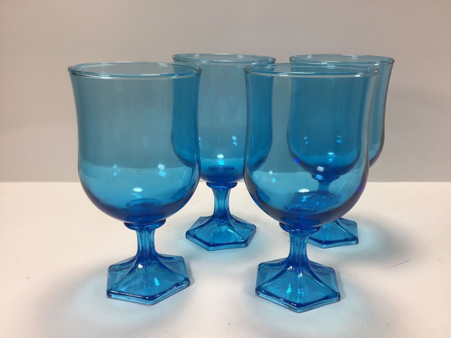 T91 Vintage Antique Crystal Blue Beautiful Design Wine Stemmed Glass