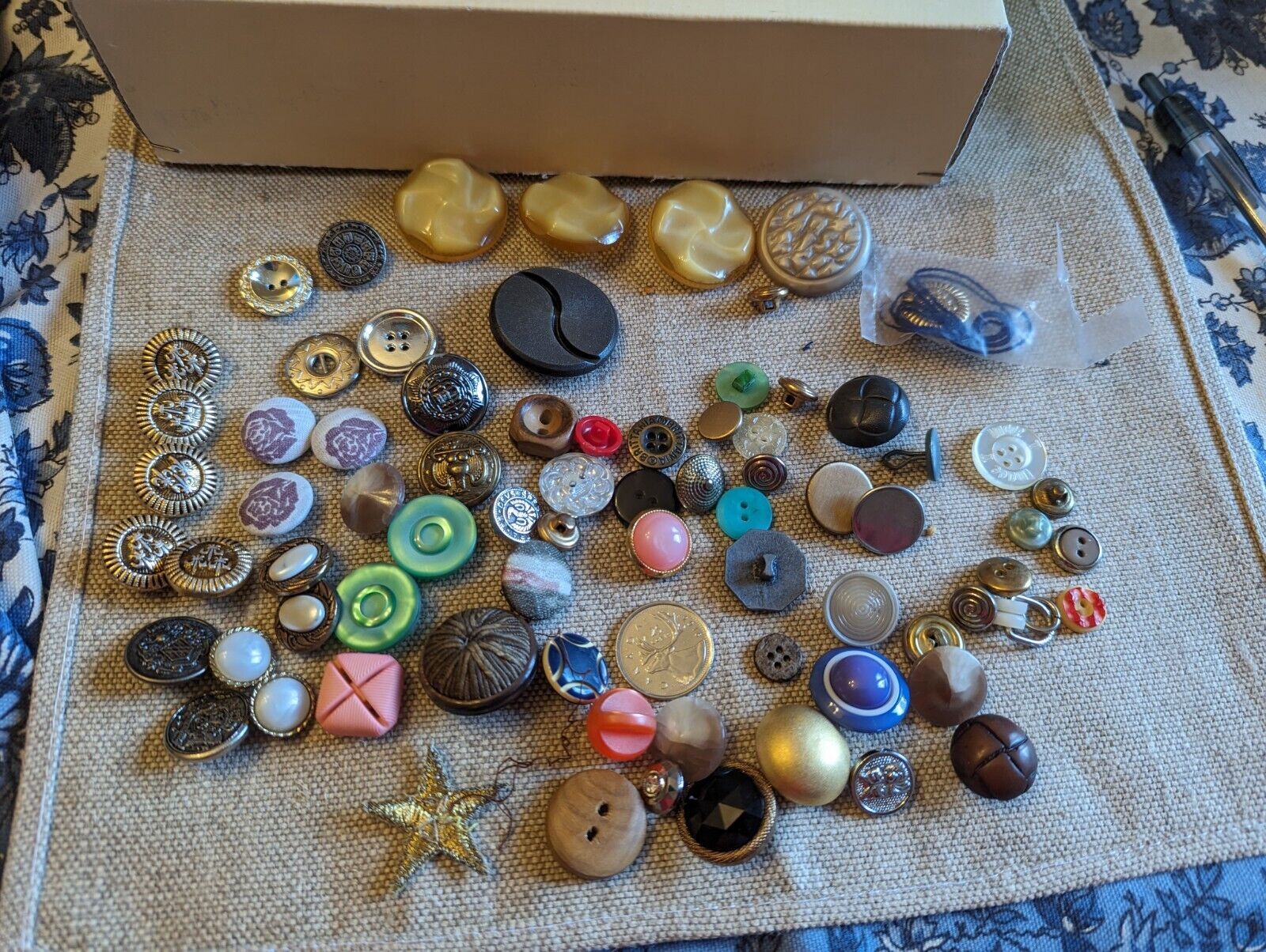 Bulk Lot of Assorted Buttons - Uncounted 111g