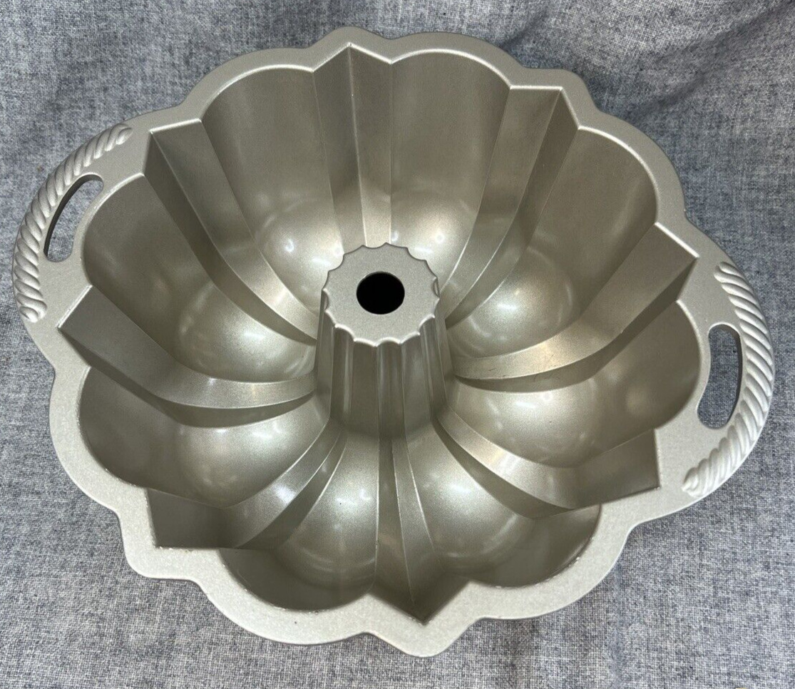 Nordic Ware Original Bundt Cake Pan Cast Aluminum Nonstick 10-15 cup Made in USA