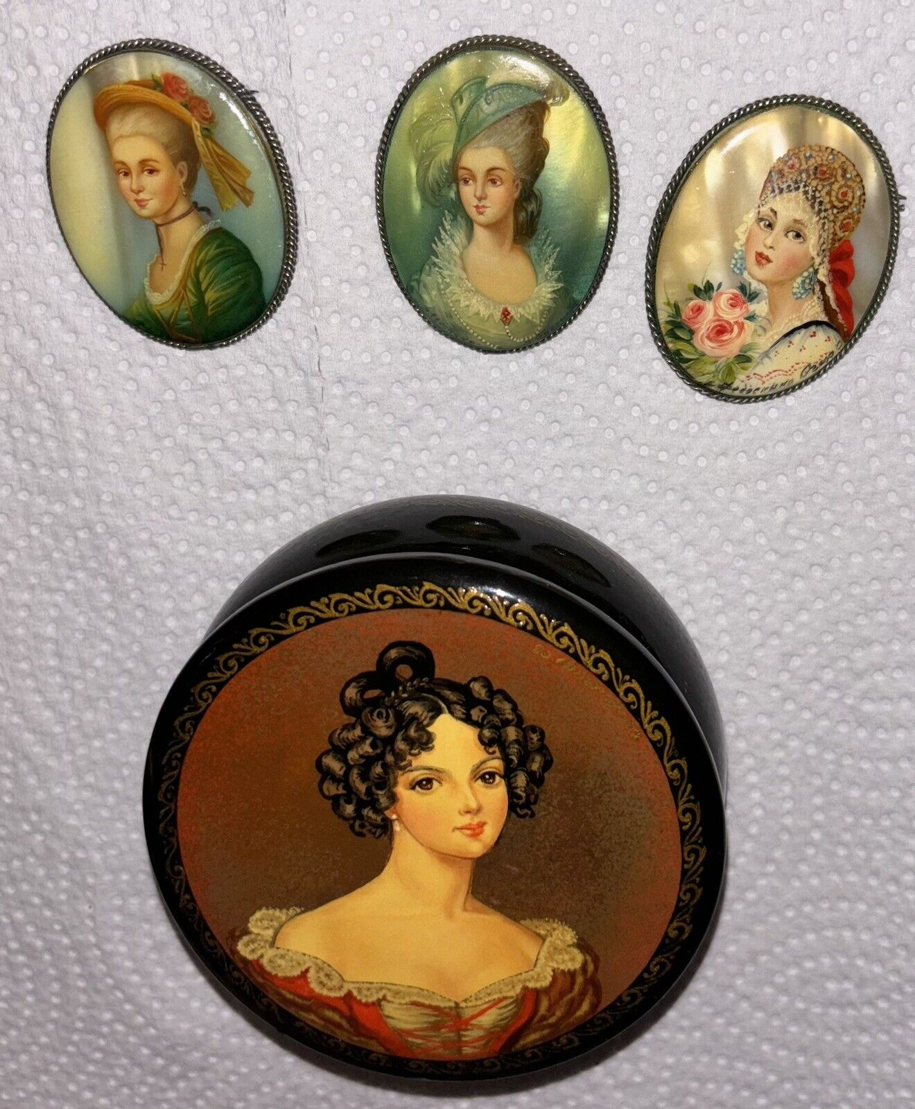 russian lacquer box round And 3 Russian Hand Painted Pins VERY RARE