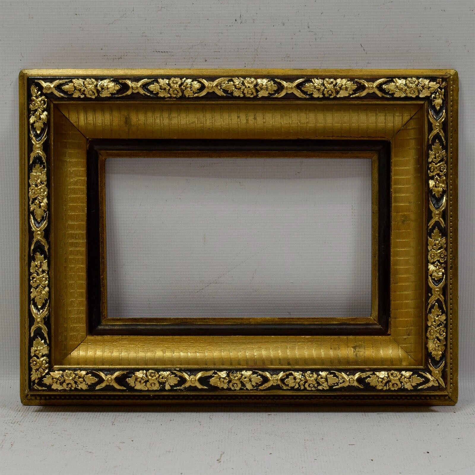 Ca. 1900-1930 Old wooden frame decorative with metal leaf Internal: 11.4x6,8 in