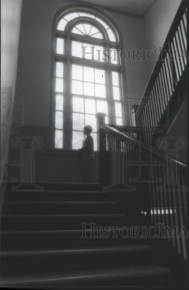 1985 Press Photo Birmingham-Southern College Student Gazing Out Window, Alabama