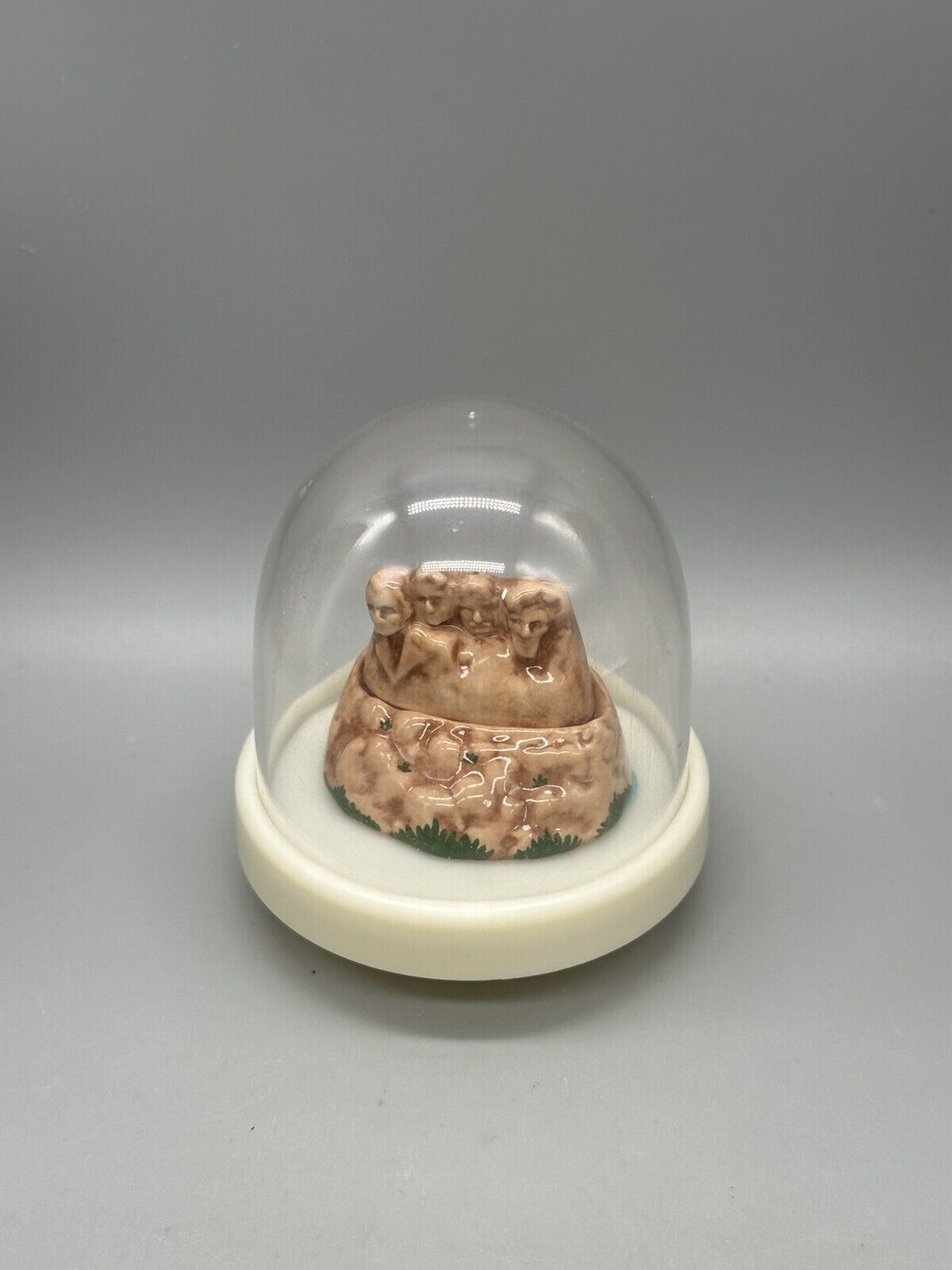 Sandy SRP Miniature Salt And Pepper shakers Mount Rushmore And With Dome