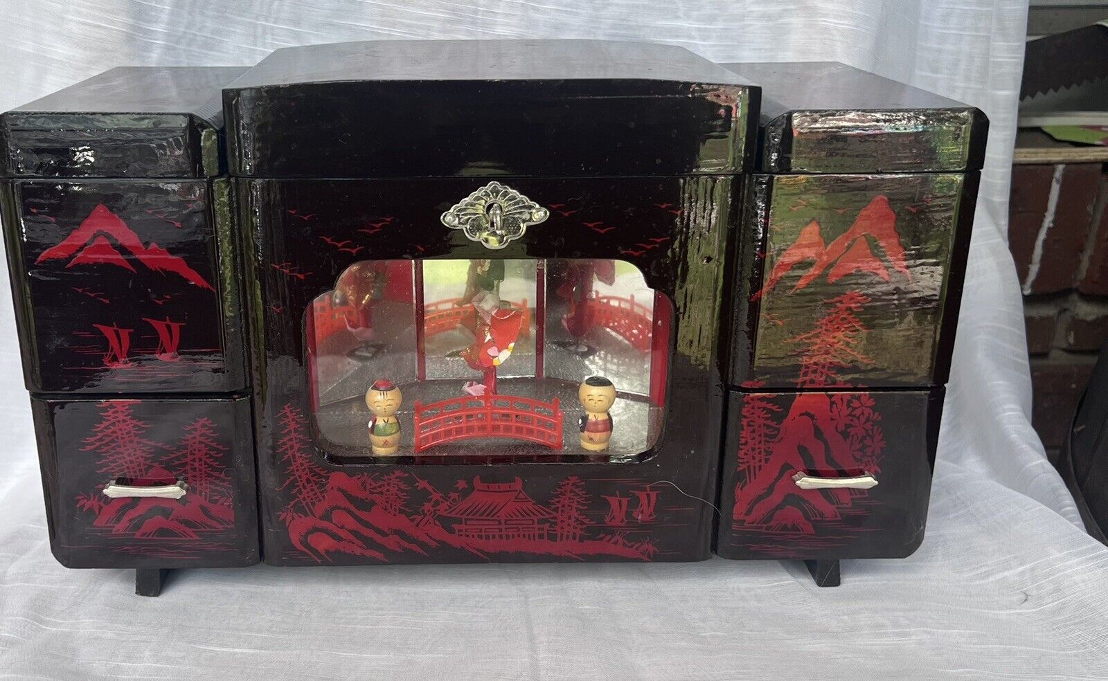 Asian Dancing Geisha 6 Compartment Back/Red Lacquer Musical Jewelry Box w/Key