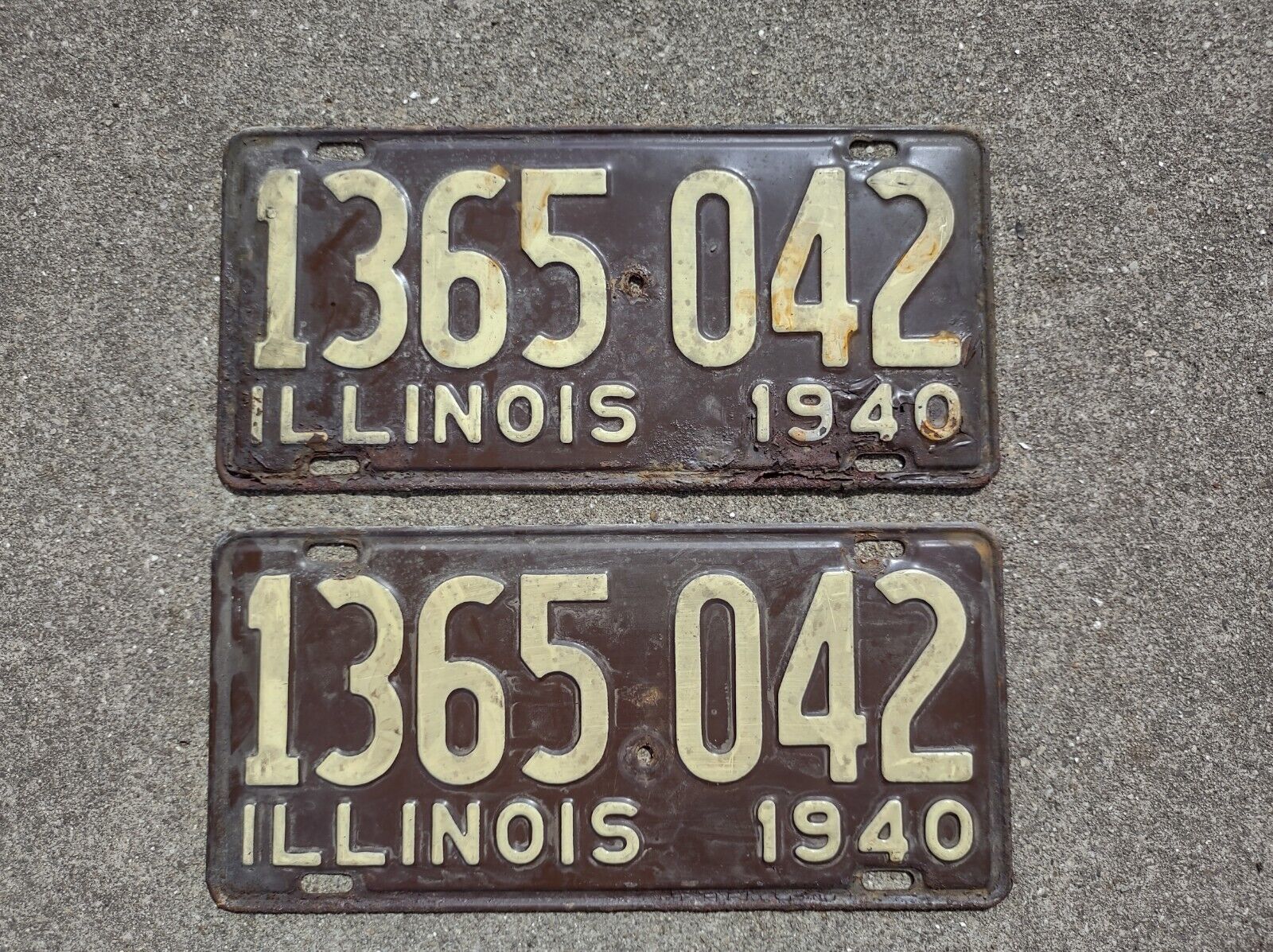 Vintage 1940 Illinois license plate pair 1365-042 Original Brown Cream Paint DVM