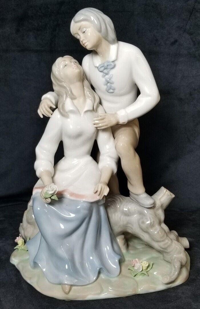Large 11 Inch Porcelain Figurine of Young Couple Tengra Valencia Made In Spain
