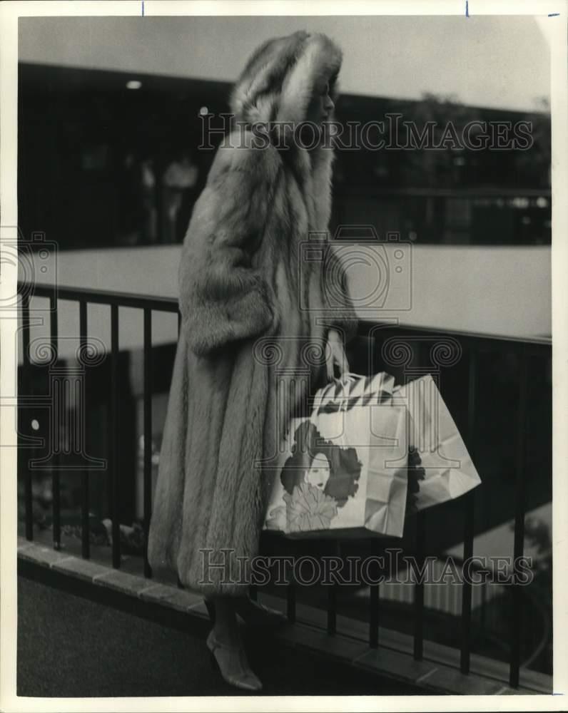 1978 Press Photo Fashion Model in Hooded Red Fox Fur Coat - hpa13051