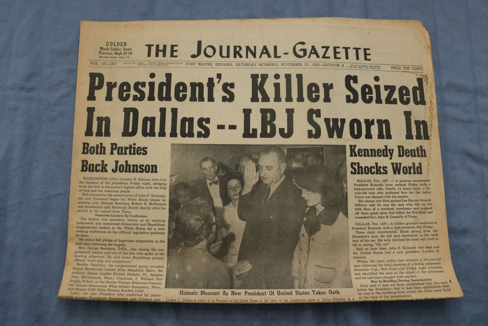 1963 NOV 23 THE JOURNAL-GAZETTE NEWSPAPER - PRESIDENT'S KILLER SEIZED - NP 8546