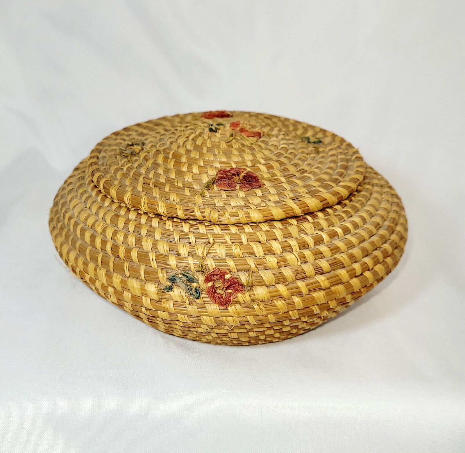 Vintage Coushatta Tribe Native American Indian Pine Needle Basket with Lid