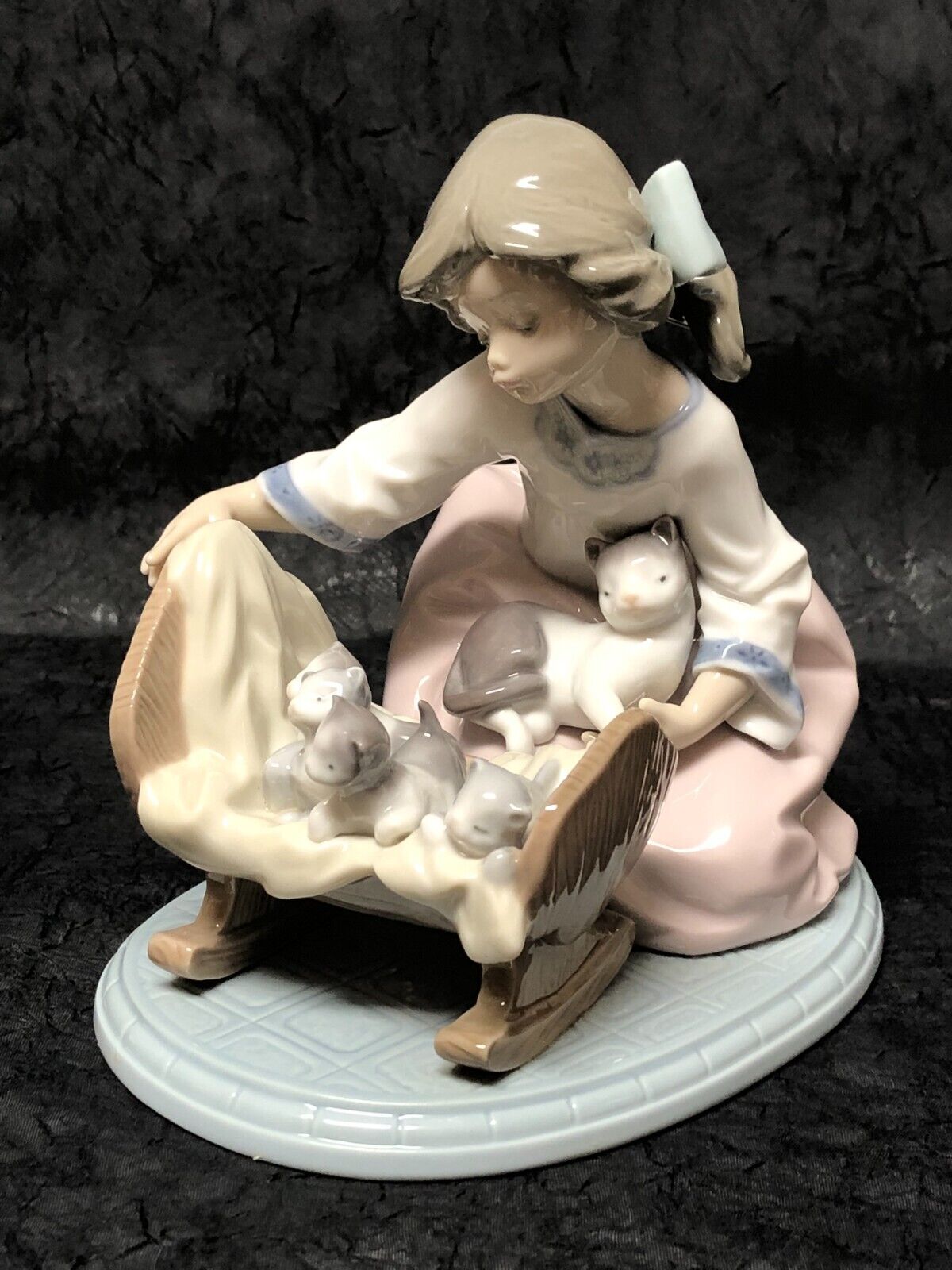 Lladro A Cradle of Kittens Retired Glazed Mint # 5784