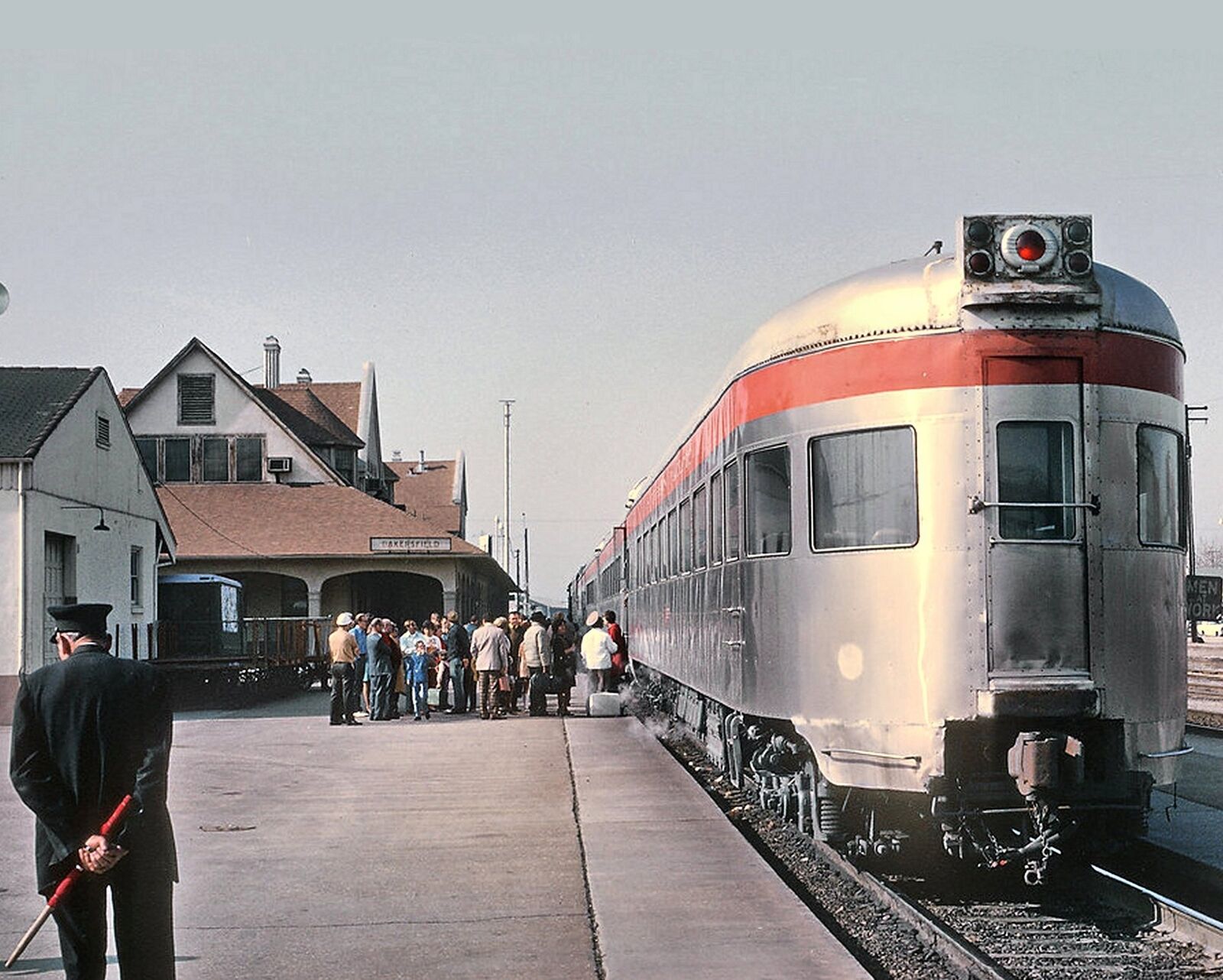 1971 SOUTHERN PACIFIC RAILROAD at BAKERSFIELD Photo  (199-i)