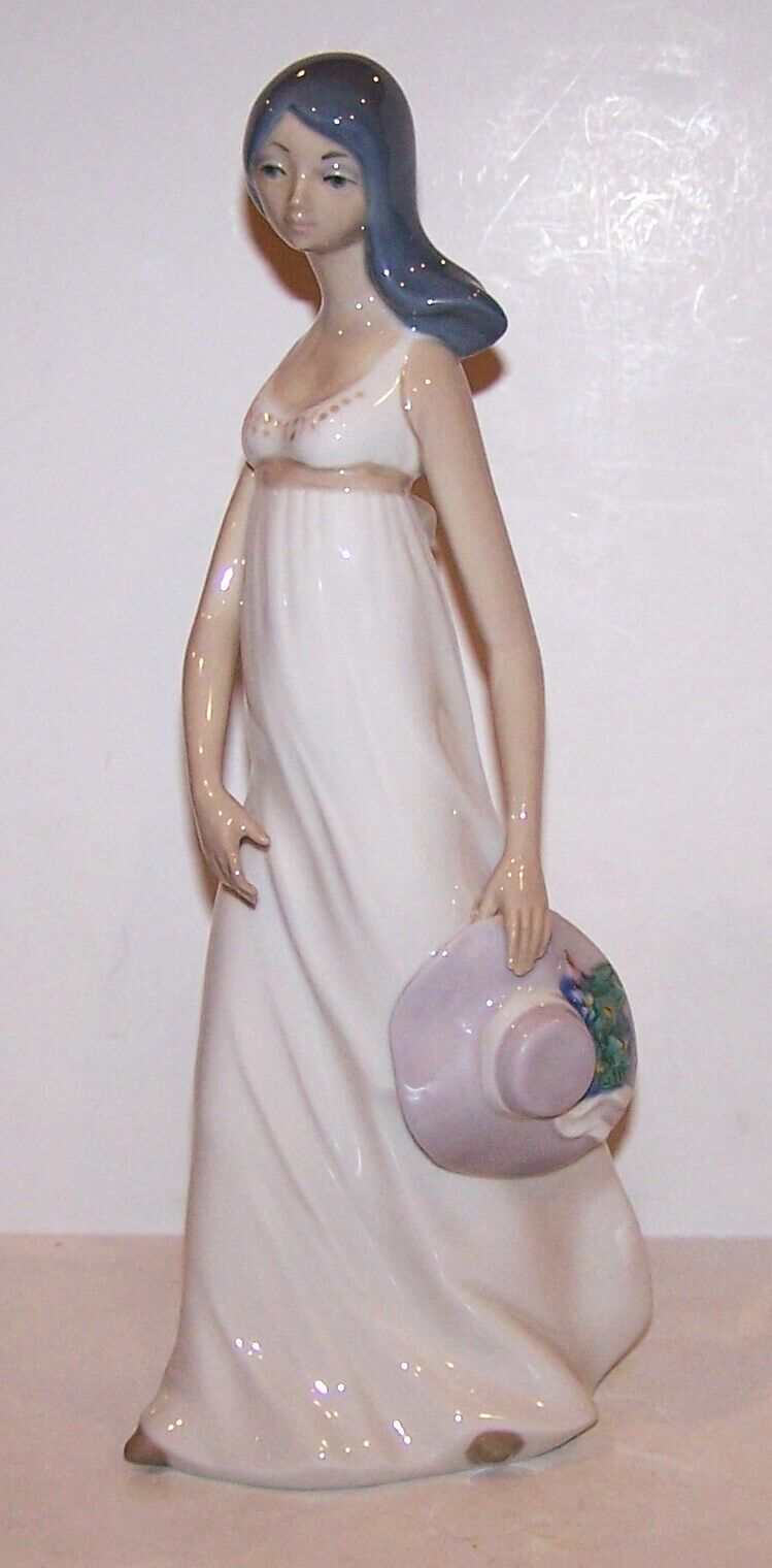 BEAUTIFUL CASADES MADE IN SPAIN LADY WITH HAT 11 1/2\