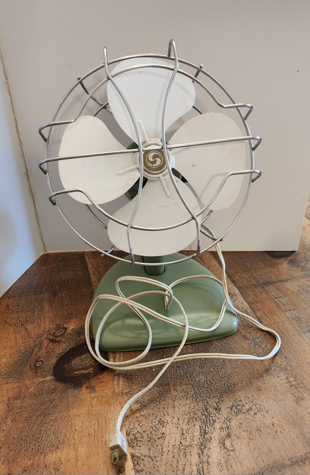Vintage Superior Electric Corp 868 120V Fan, Green Or Olive White Desk Fan