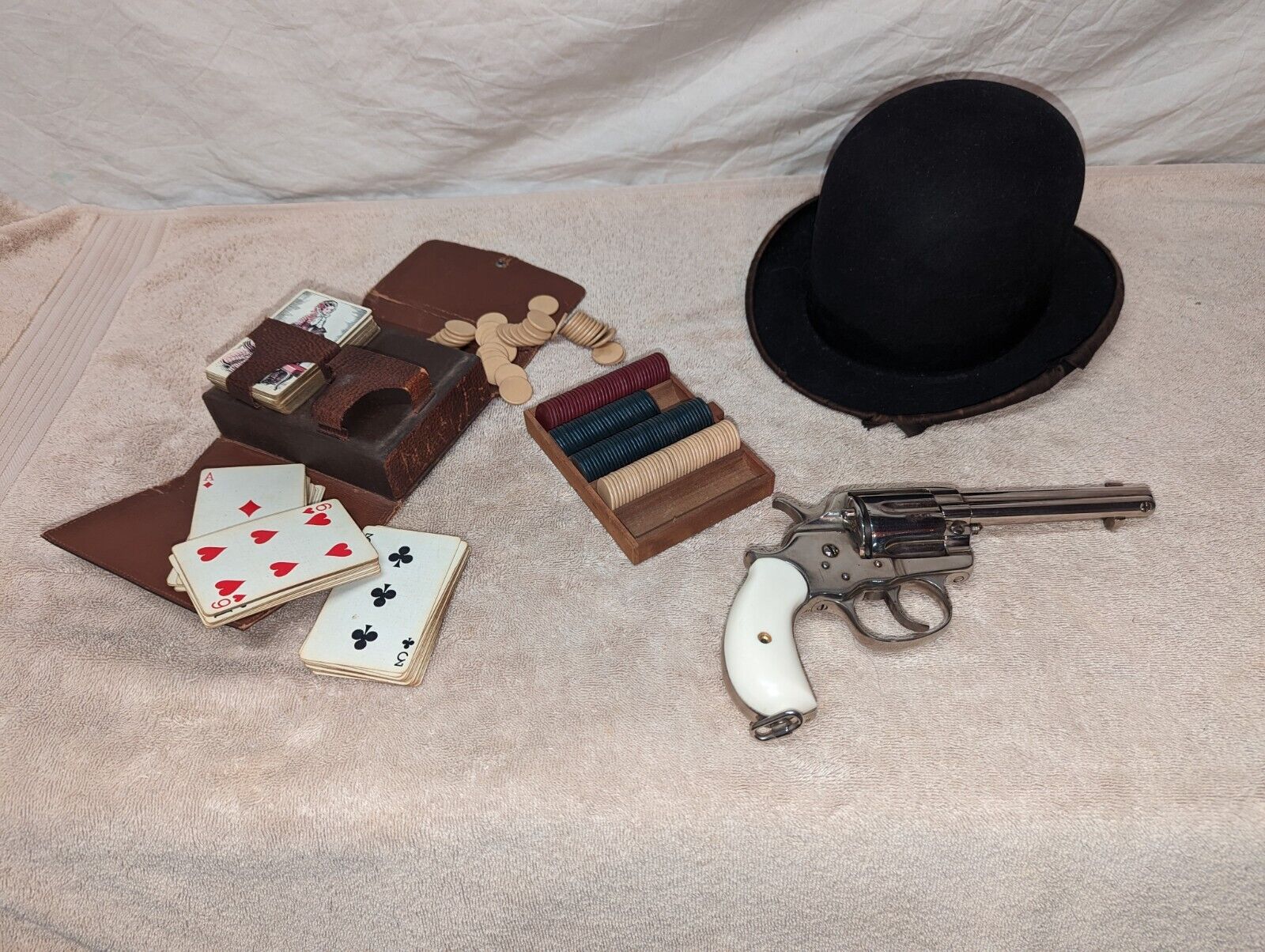 Old Wild West Gambler\'s Traveling Poker And Card Case With Derby Hat.