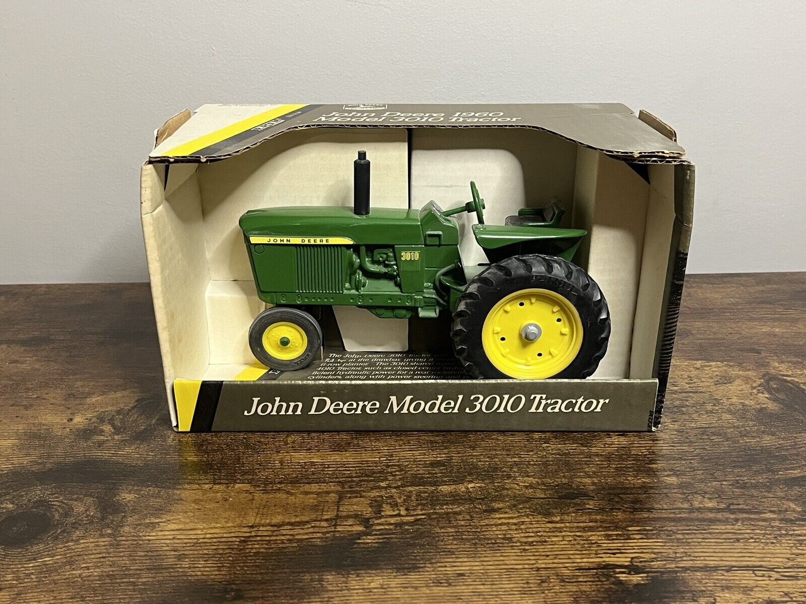 Ertl John Deere 1960 Model 3010 Tractor No# 5635 1/16th Scale NIB