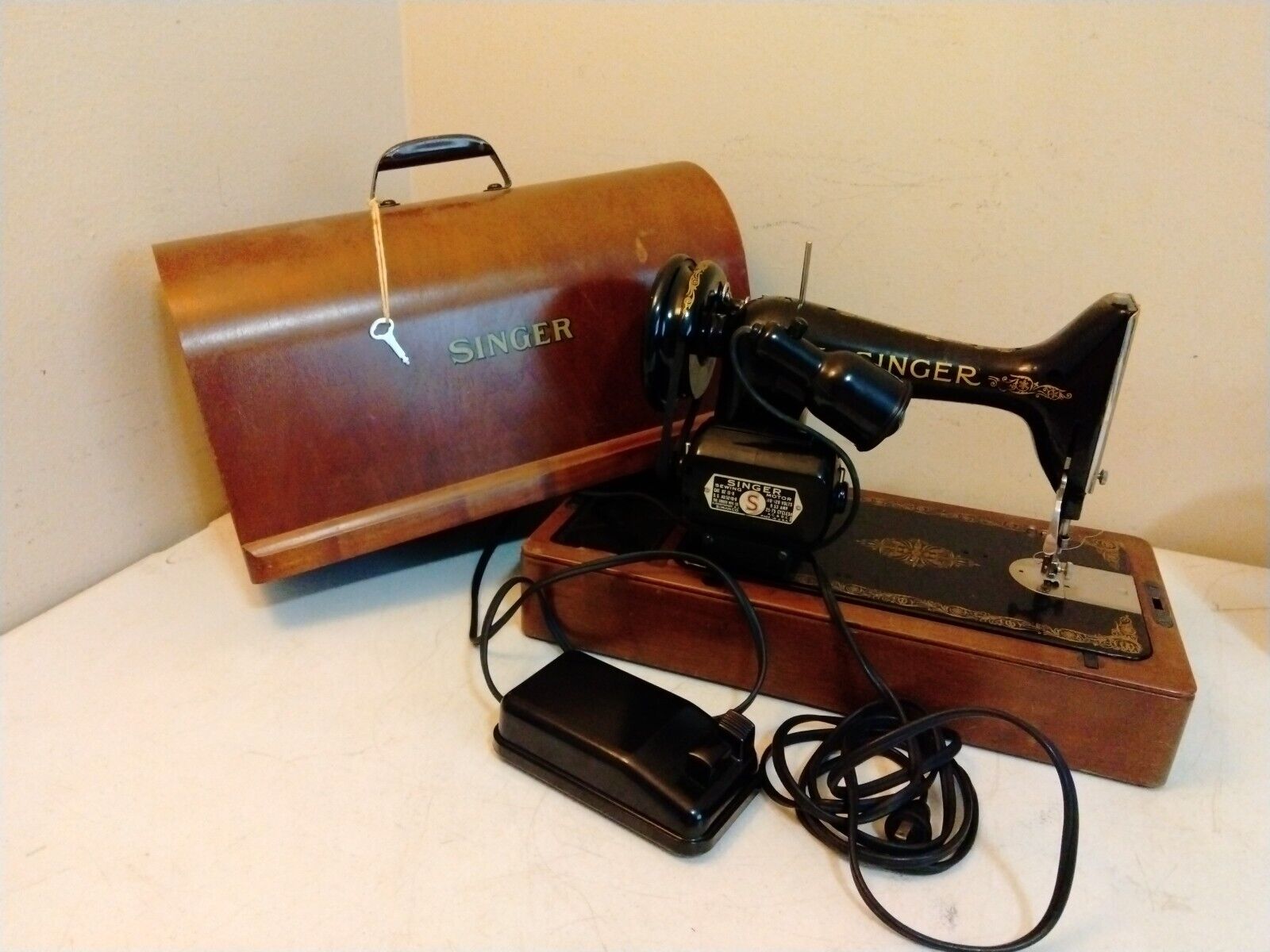 Vintage Singer BZ 15-8 Sewing Machine, Working with Travel Case and Key
