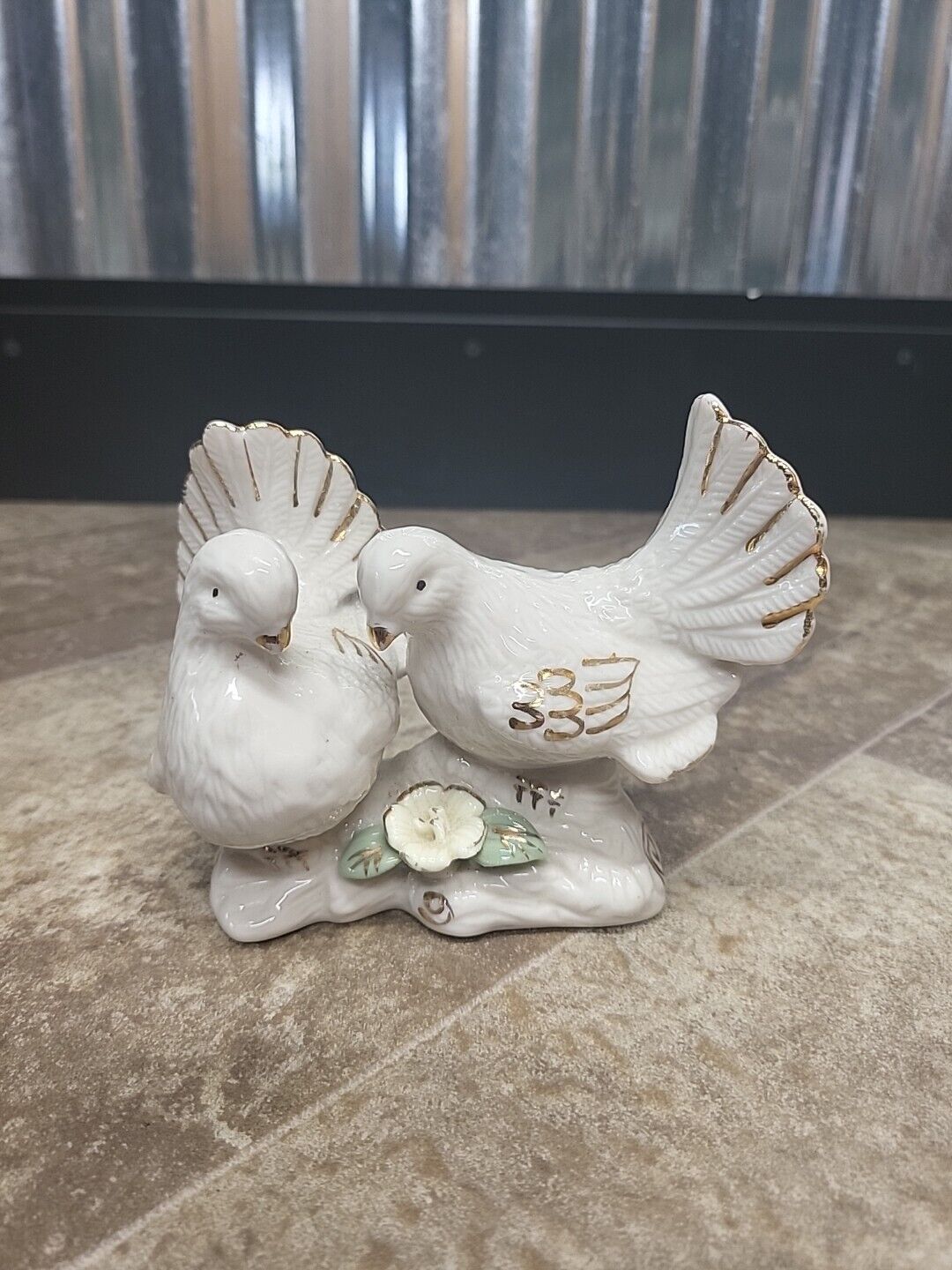 Pair White Doves Figurine Metallic Goldtone Accent Ceramic Love Birds