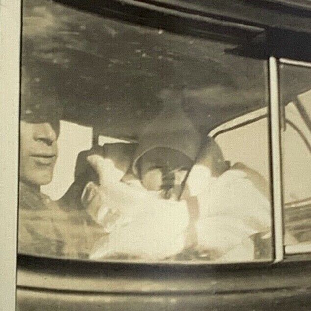 (AaB) Vintage Original FOUND PHOTO Photograph Snapshot Infant Through Car Window