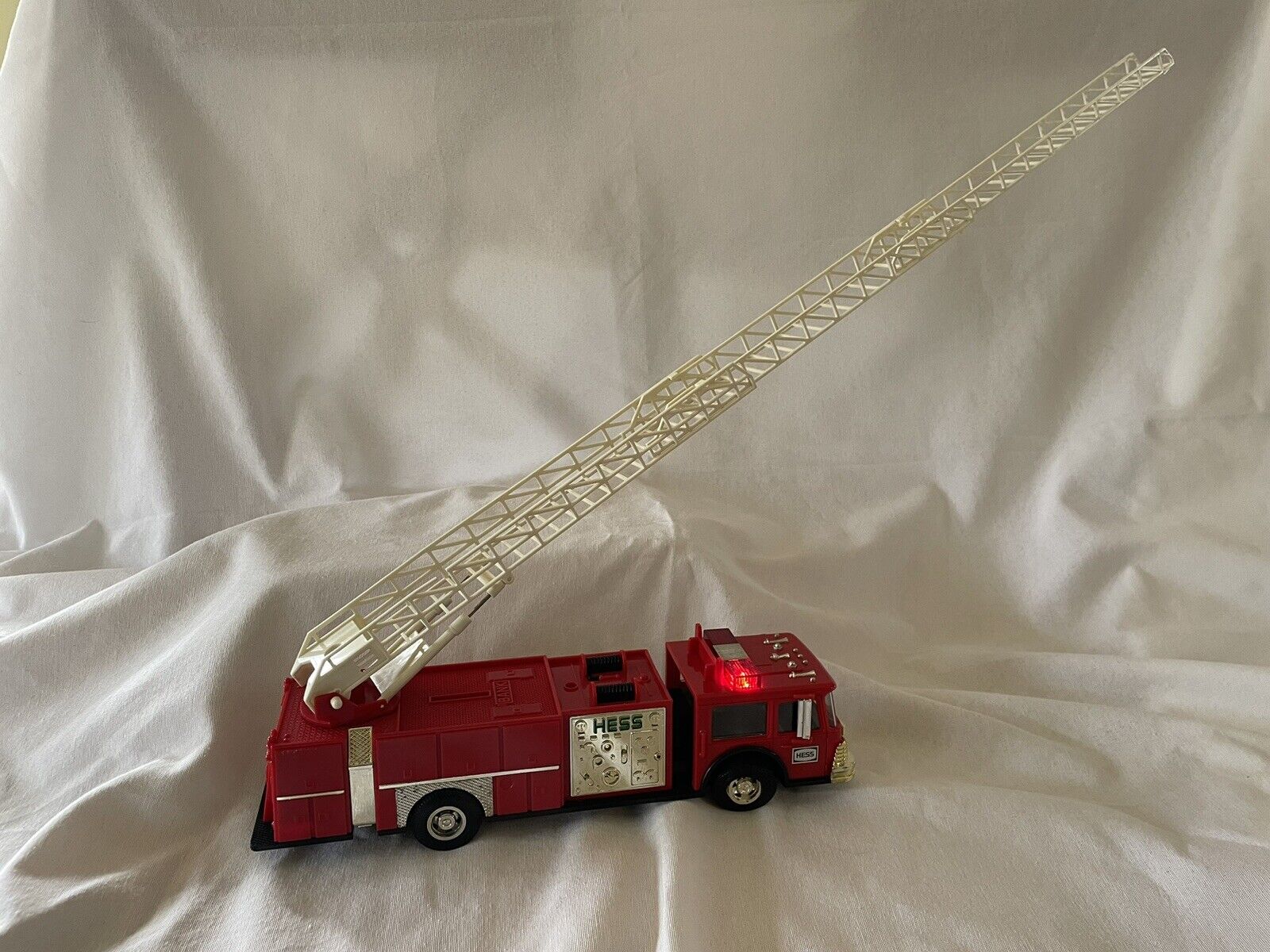 HESS 1986 Fire Truck Bank Red with Extension Ladder. Lights Work Great.