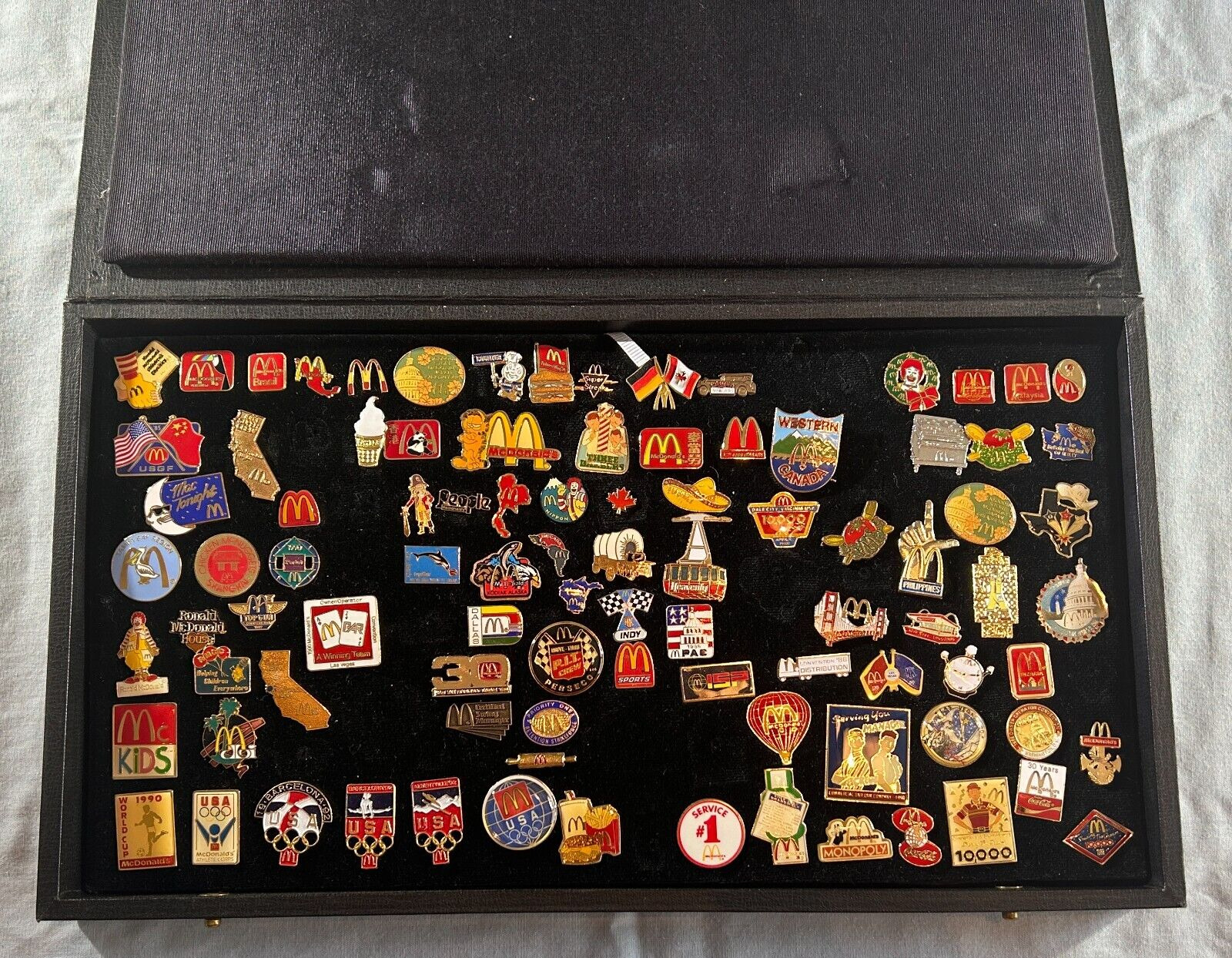 90+ MCDONALDS VTG COLLECTIBLE PINS W/ CASE - MAC OWNER OPERATOR EMPLOYEE INT\'L +
